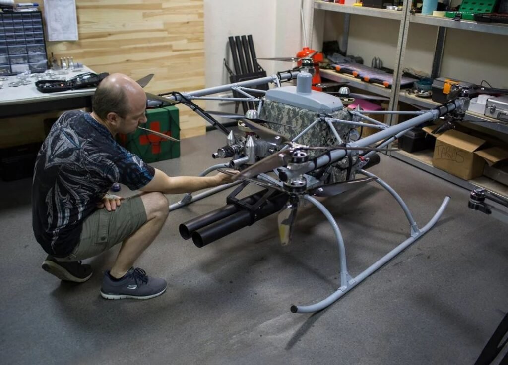 Andrei Puliaev da Matrix UAV faz um ajuste em seu drone de 10 rotores, o Commander.